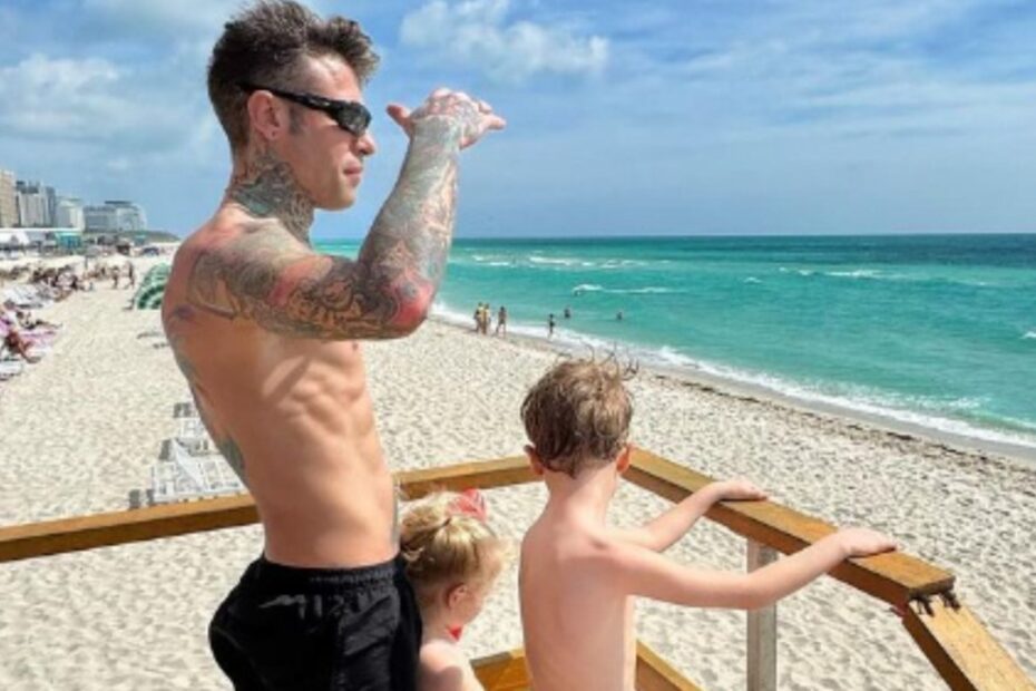 Fedez risponde al commento sulla foto dei figli: bufera sui social