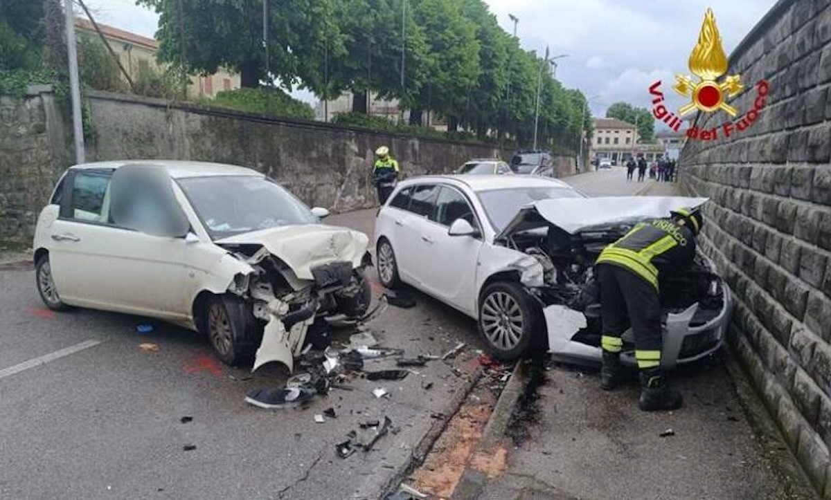Incidente frontale, muore una donna di 39 anni. Due feriti, uno è grave