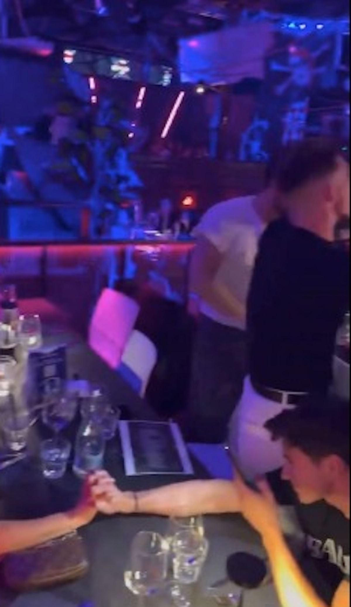 
Perla Vatiero e Mirko Brunetti, in discoteca beccati a fare un video