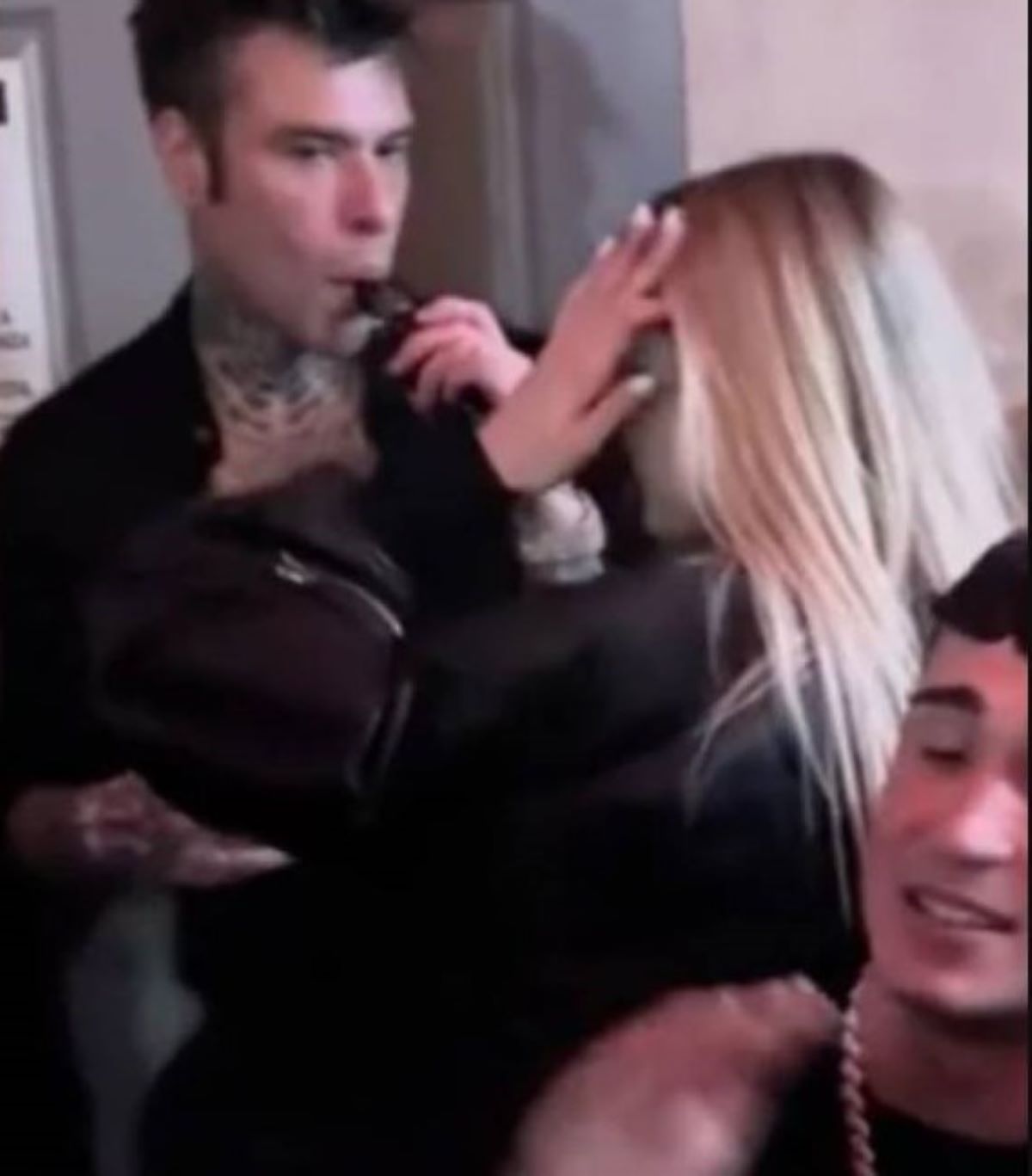 Fedez Ragazza Bionda