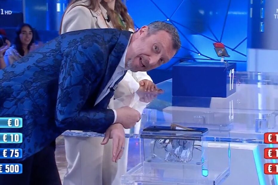 Affari Tuoi, Amadeus trita un assegno e poi ne strappa un altro
