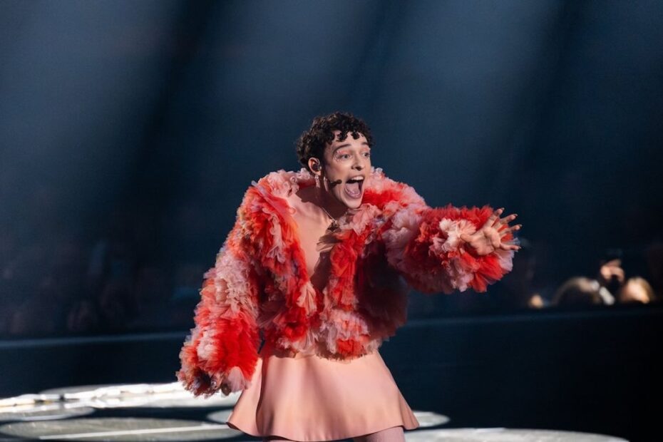 “Ma che fa?!”. Eurovision, Nemo vince poi il dramma sul palco