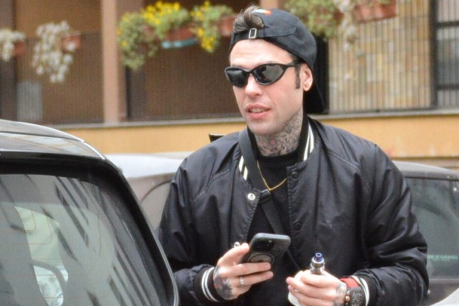 fedez bacio bionda discoteca