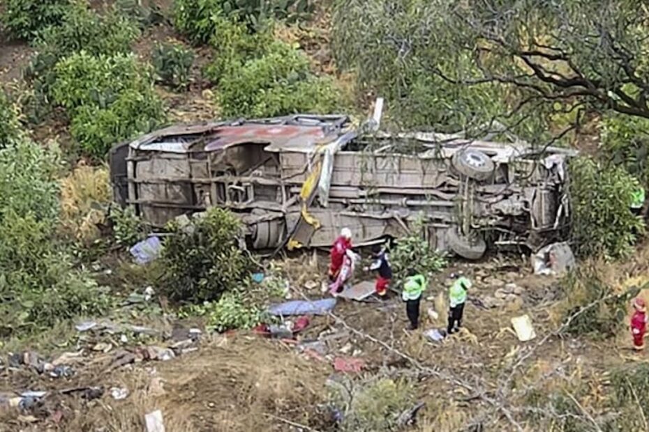 Perù, autobus precipita per 300 metri: oltre 20 morti