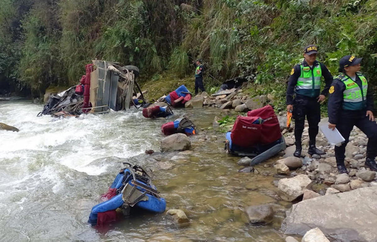 Perù, autobus precipita per 300 metri: oltre 20 morti