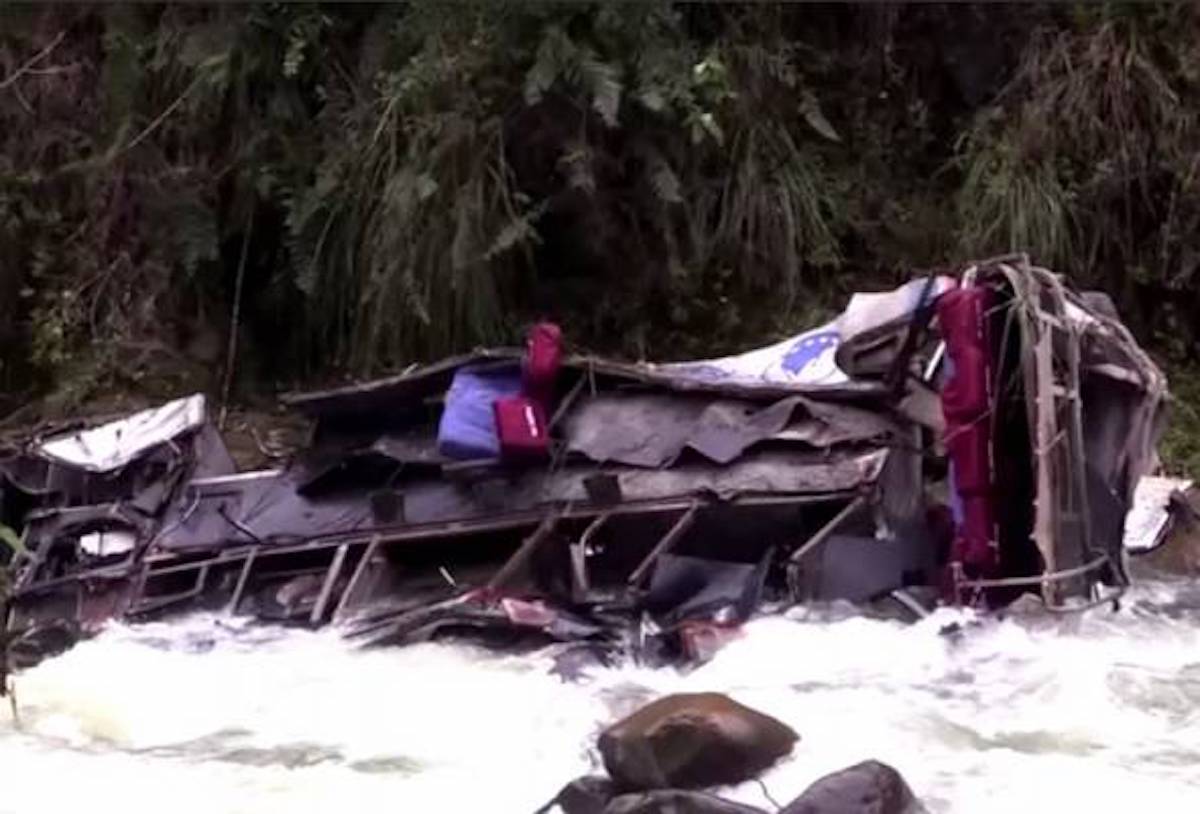 Perù, autobus precipita per 300 metri: oltre 20 morti
