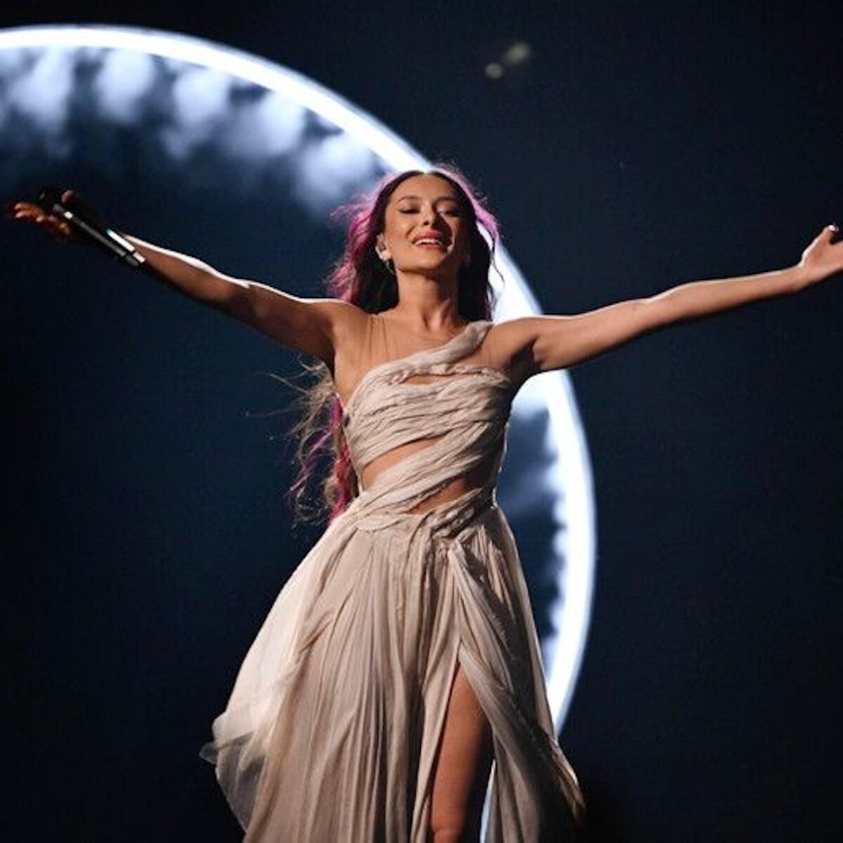 “Scendi da quel palco!”. Eurovision, fischi e urla per l'artista