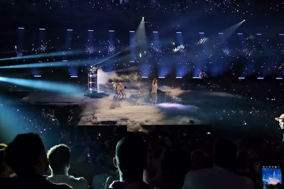 “Scendi da quel palco!”. Eurovision, fischi e urla per l'artista
