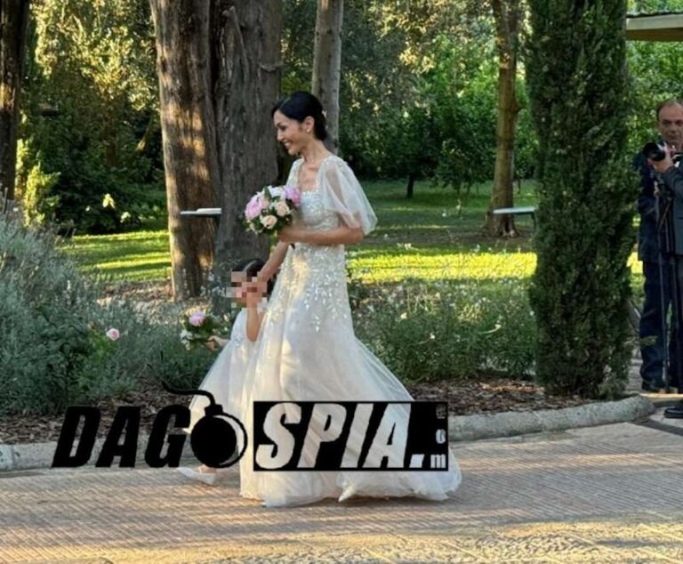 Mara Carfagna Si Sposata Uno Spettacolo Con L abito Bianco Le Foto mara-carfagna-si-sposata-uno-spettacolo-con-l-abito-bianco-le-foto