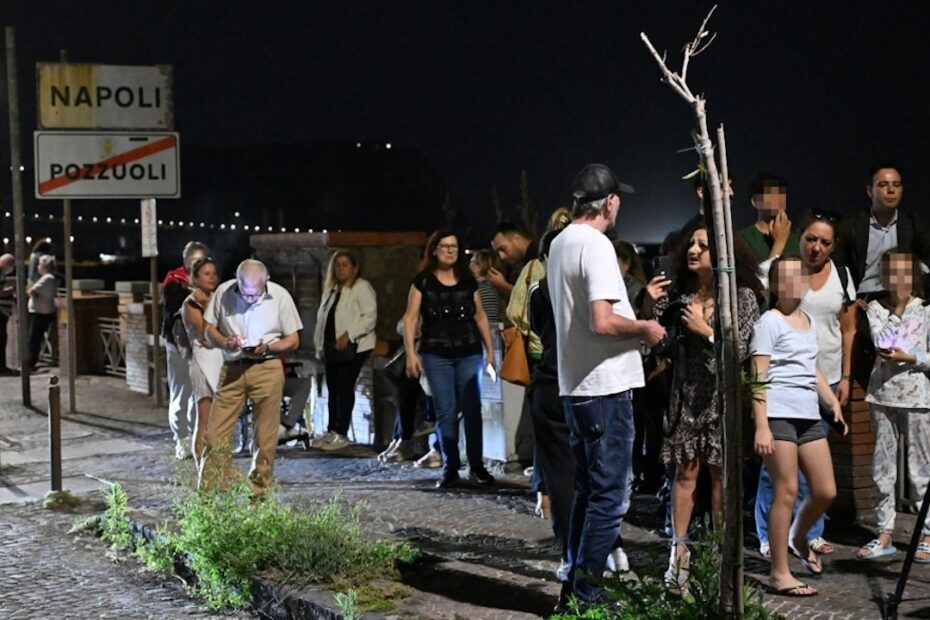 Terremoto ai Campi Flegrei nella notte, popolazione in strada