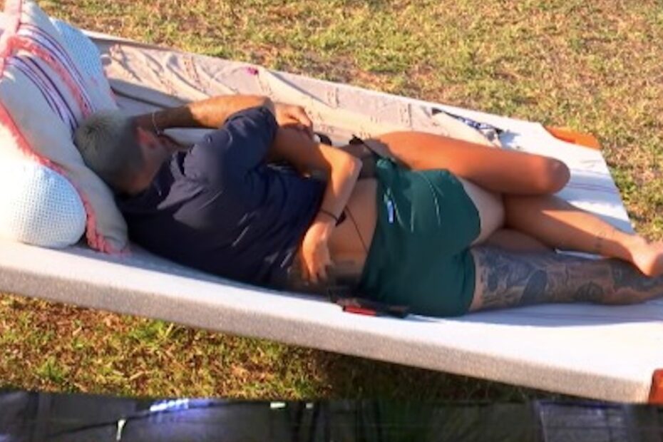 Temptation Island, Vittoria e Simone eludono i microfoni e si sospetta un bacio