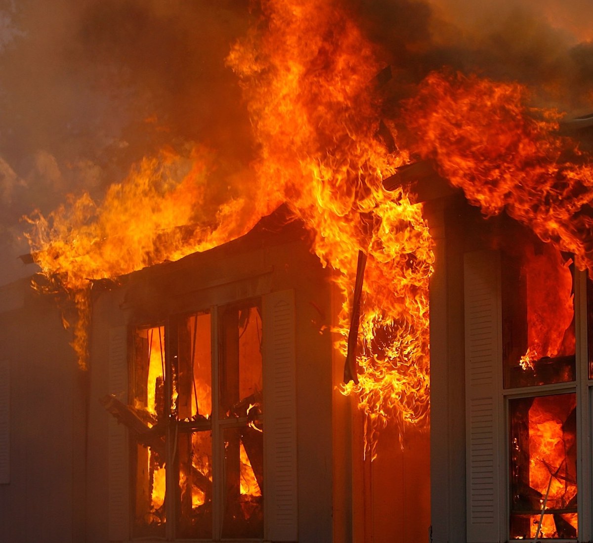 Nove Sad, incendio causato da uno scooter elettrico: 6 morti