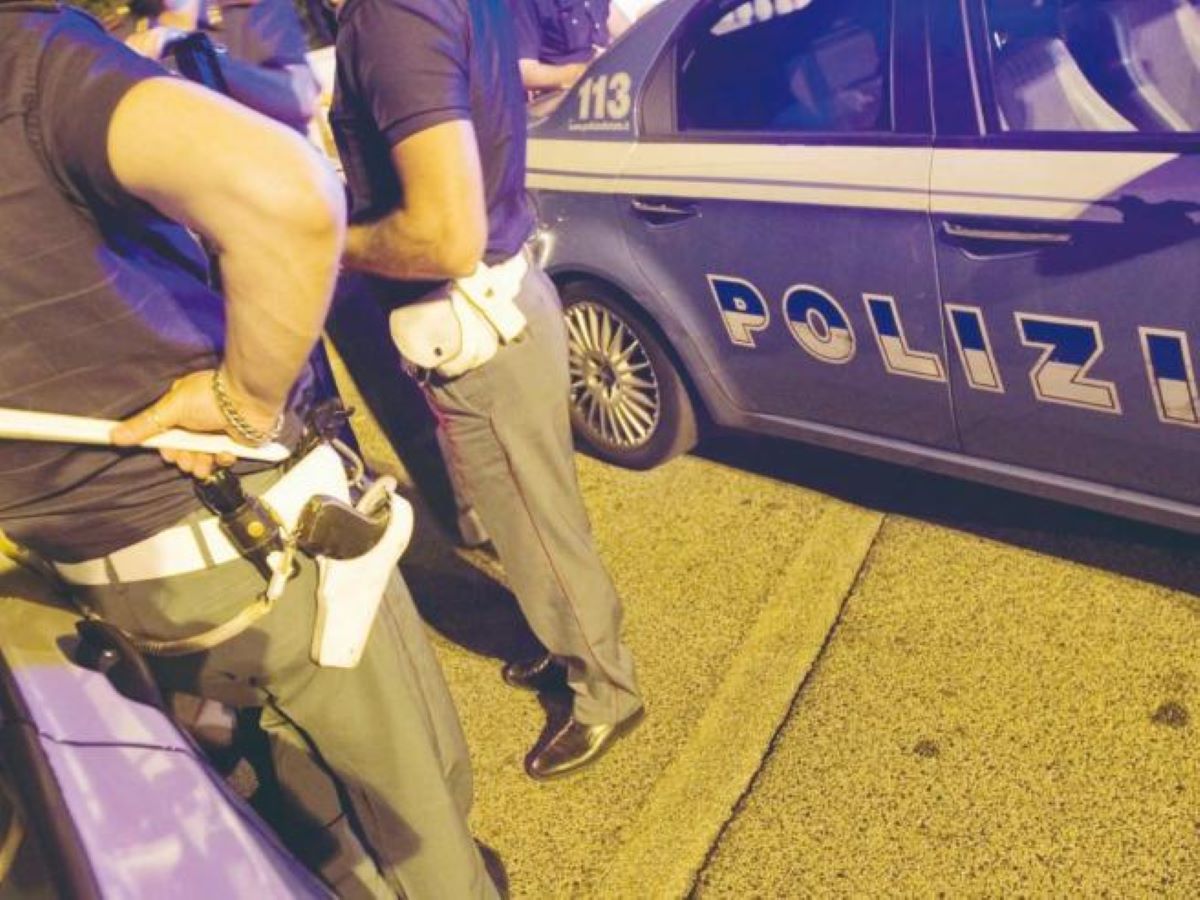 Uomo Trasportato Cadavere Padre Bagagliaio Auto