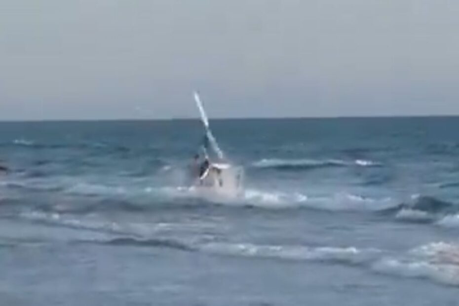 È panico in spiaggia: un velivolo è precipitato nel mare di Minturno