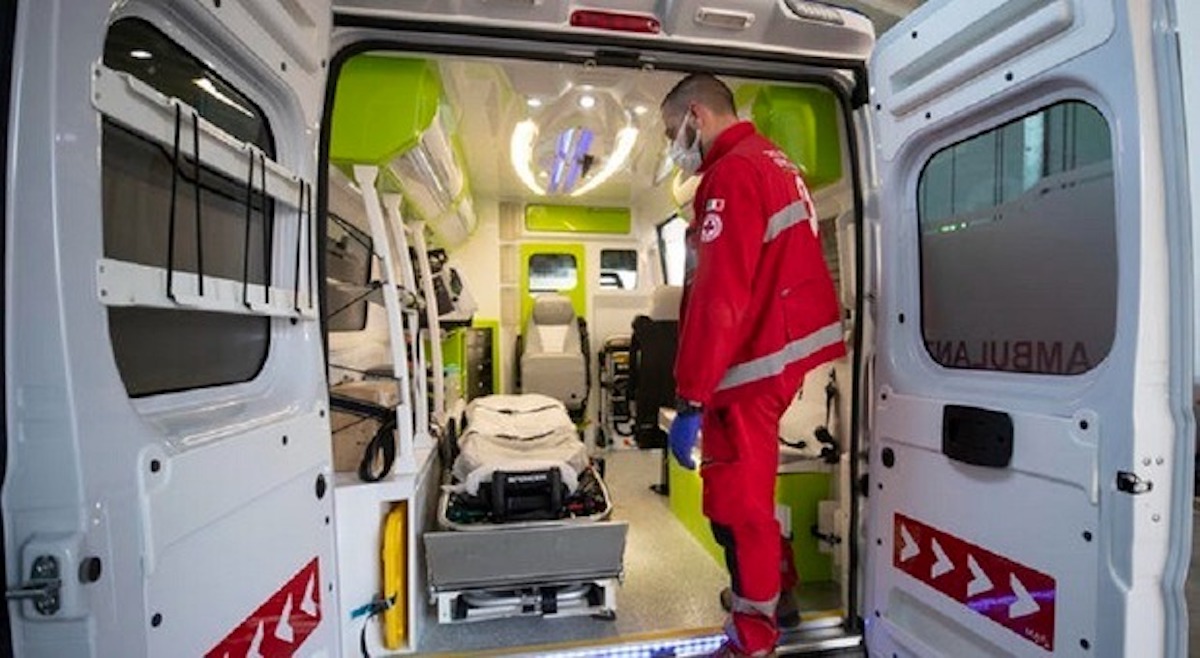 Foggia, 13enne perde il controllo del motorino a sbatte contro un'auto: morto
