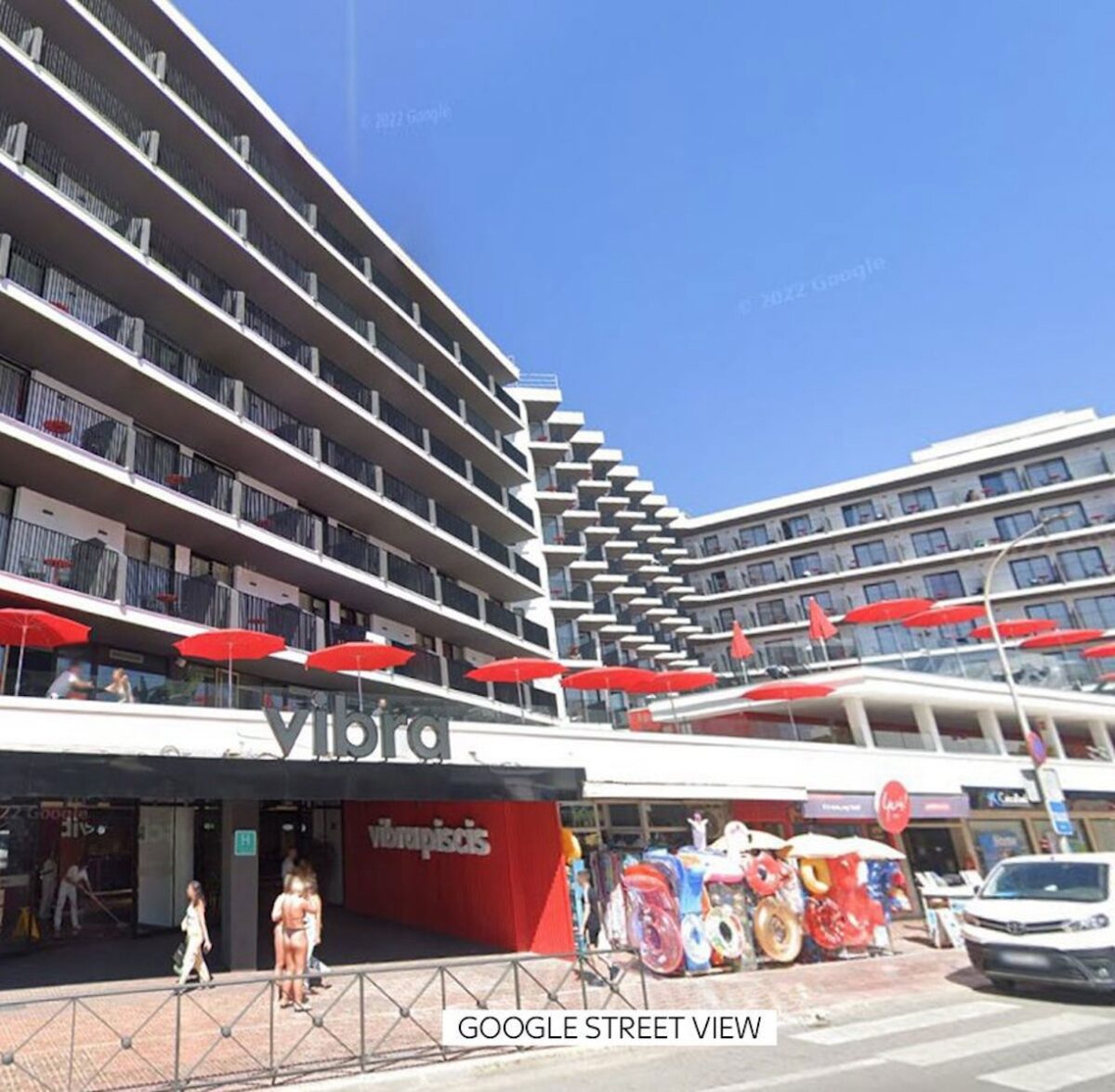 Emma Ramsay cade da un balcone a Ibiza: morta a 19 anni
