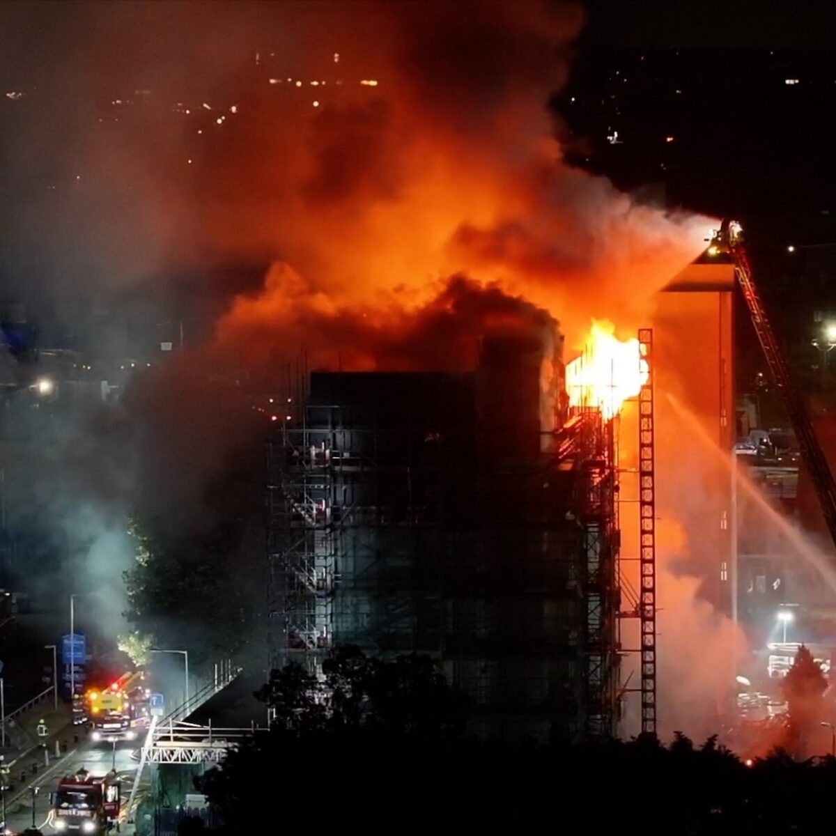 Incendio terribile a Dagenham, Londra: 2 feriti