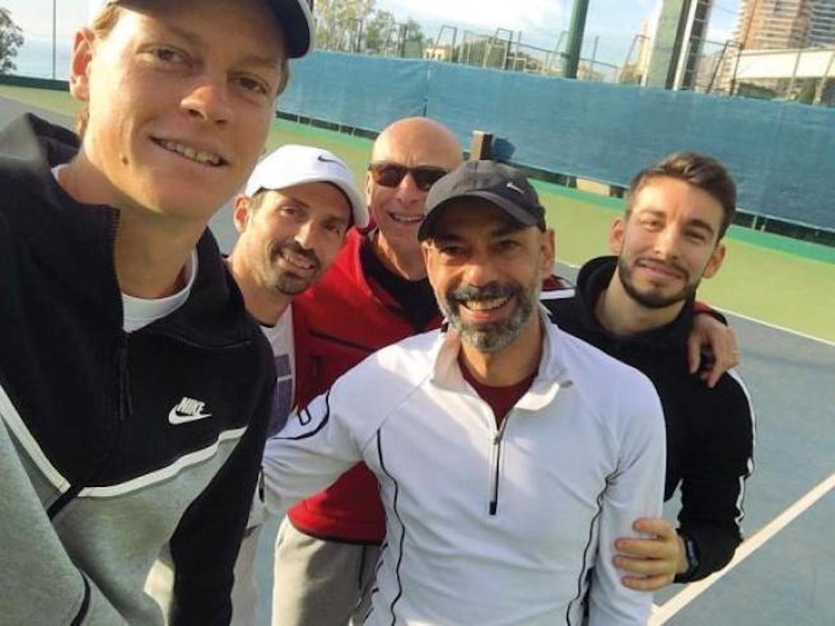 Il fisioterapista Naldi e il preparatore Ferrara non lavoreranno più con Jannik Sinner
