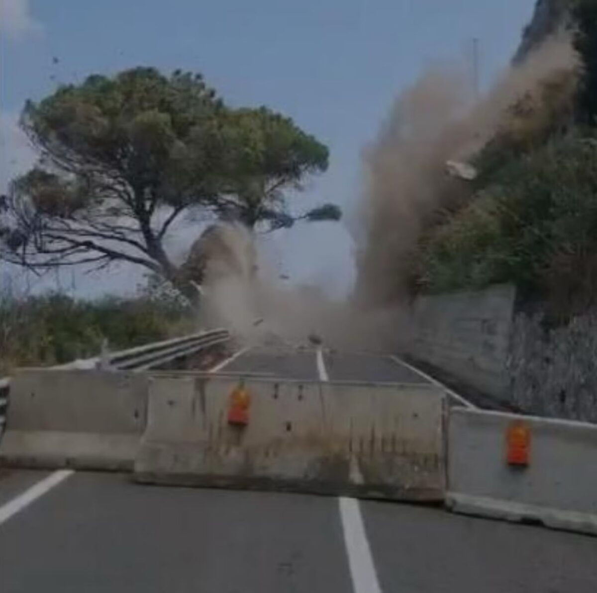 Frana a Reggio Calabria, massi direttamente in spiaggia: panico
