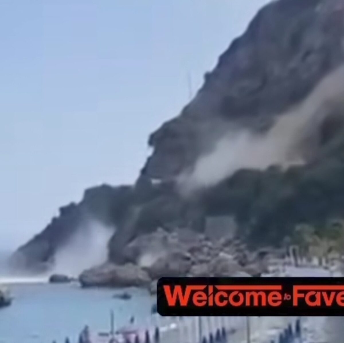 Frana a Reggio Calabria, massi direttamente in spiaggia: panico