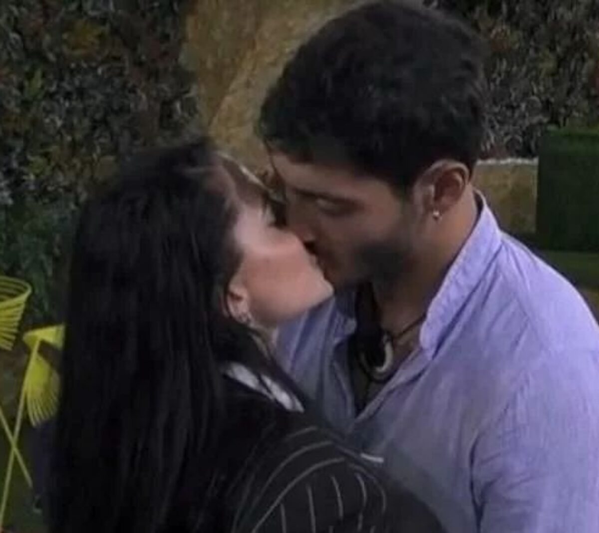 “È scattato il bacio”. Colpo di scena al Grande Fratello 2024