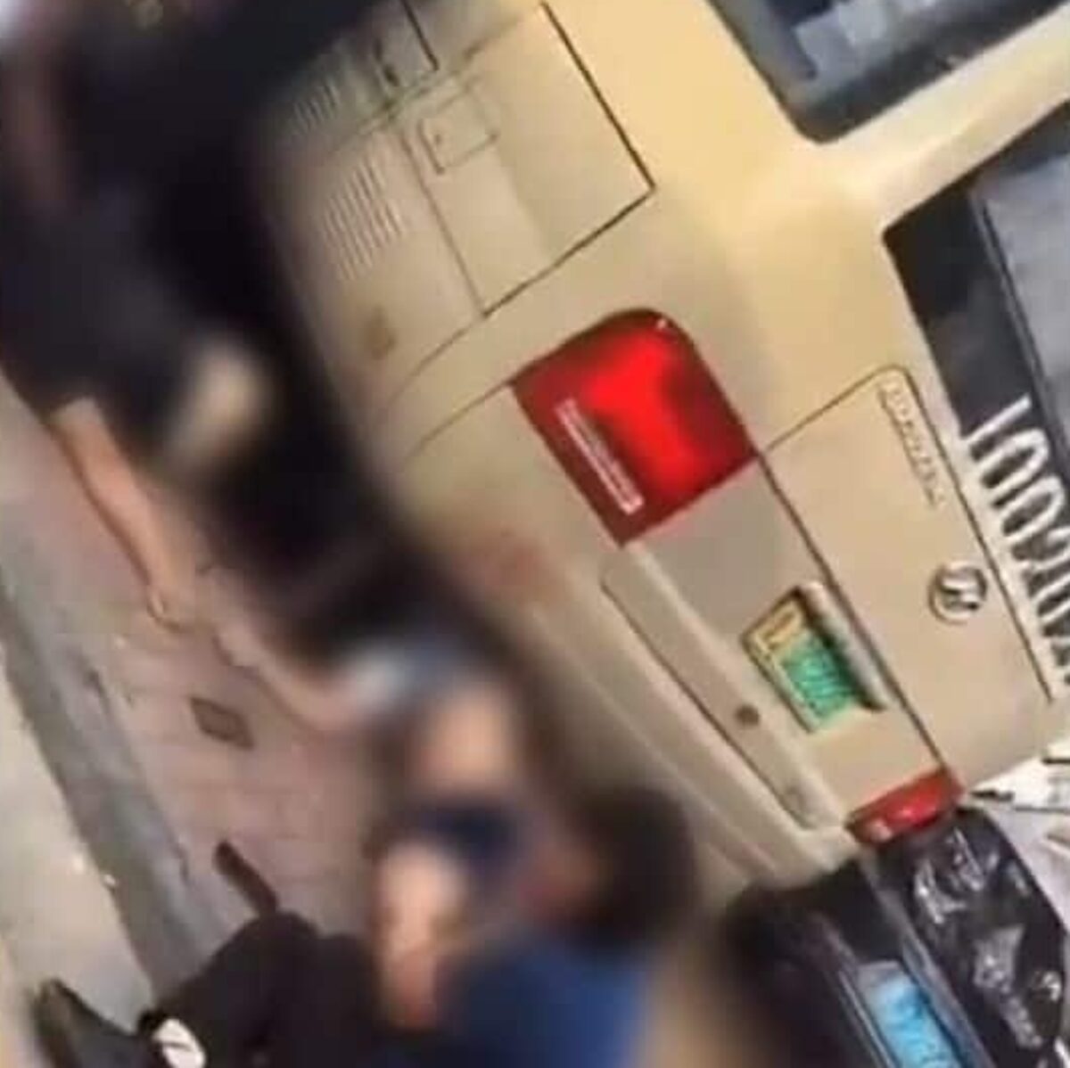 scuolabus falcia pedoni in Cina