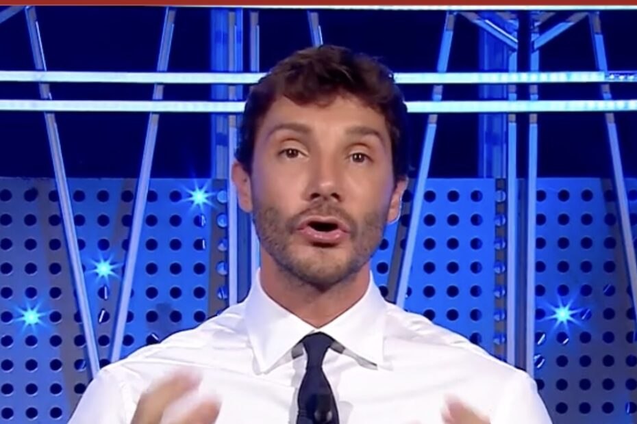 “Oh, lo toccano”. Affari Tuoi, Stefano braccato dalle concorrenti
