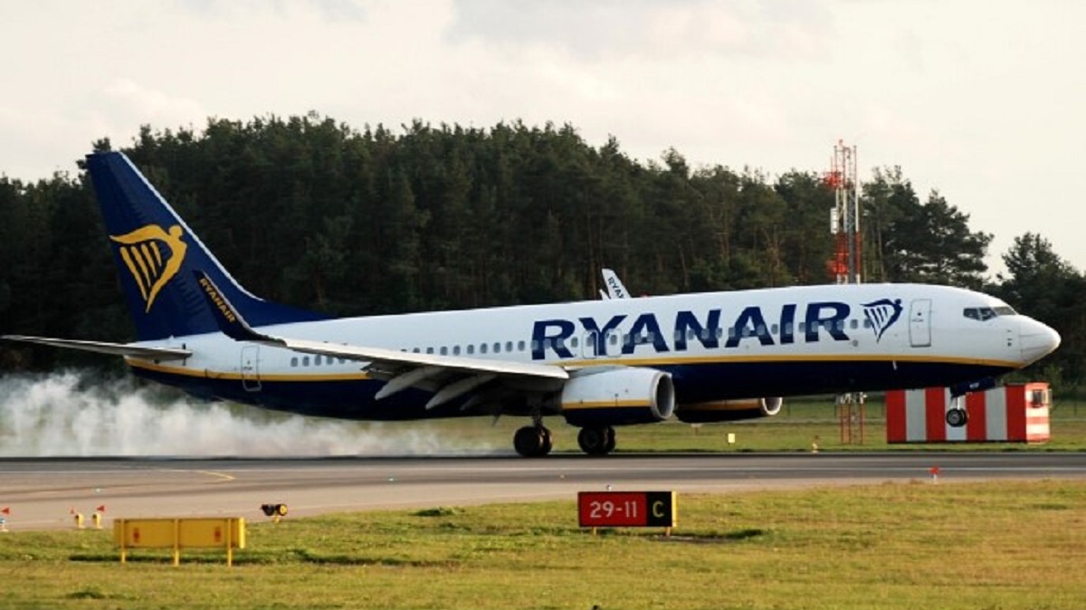 paura sul volo ryanair si rompe finestrino passeggero trattenuto per non essere risucchiato fuori da Caffeinamagazine.it paura sul volo ryanair si rompe finestrino passeggero trattenuto per non essere risucchiato fuori