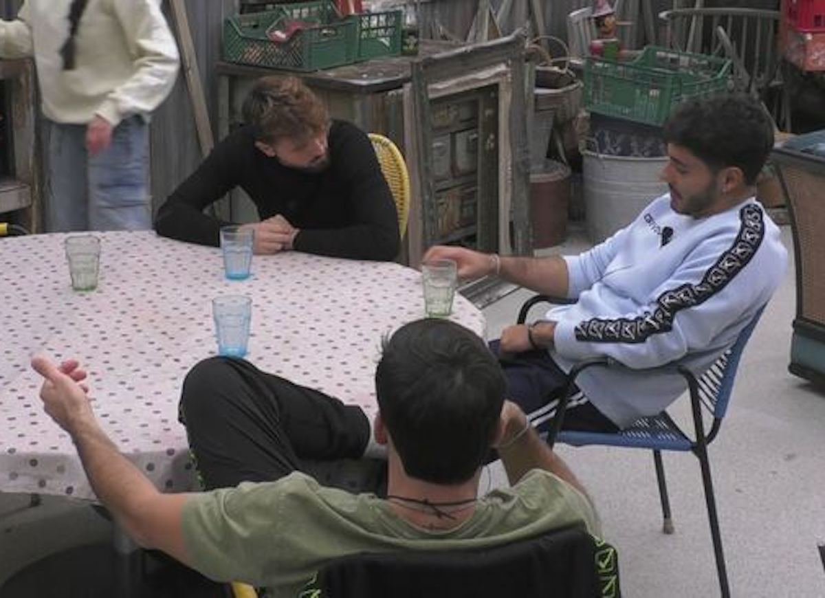 Alfonso scopre cosa è successo tra Federica e Stefano mentre era in tugurio