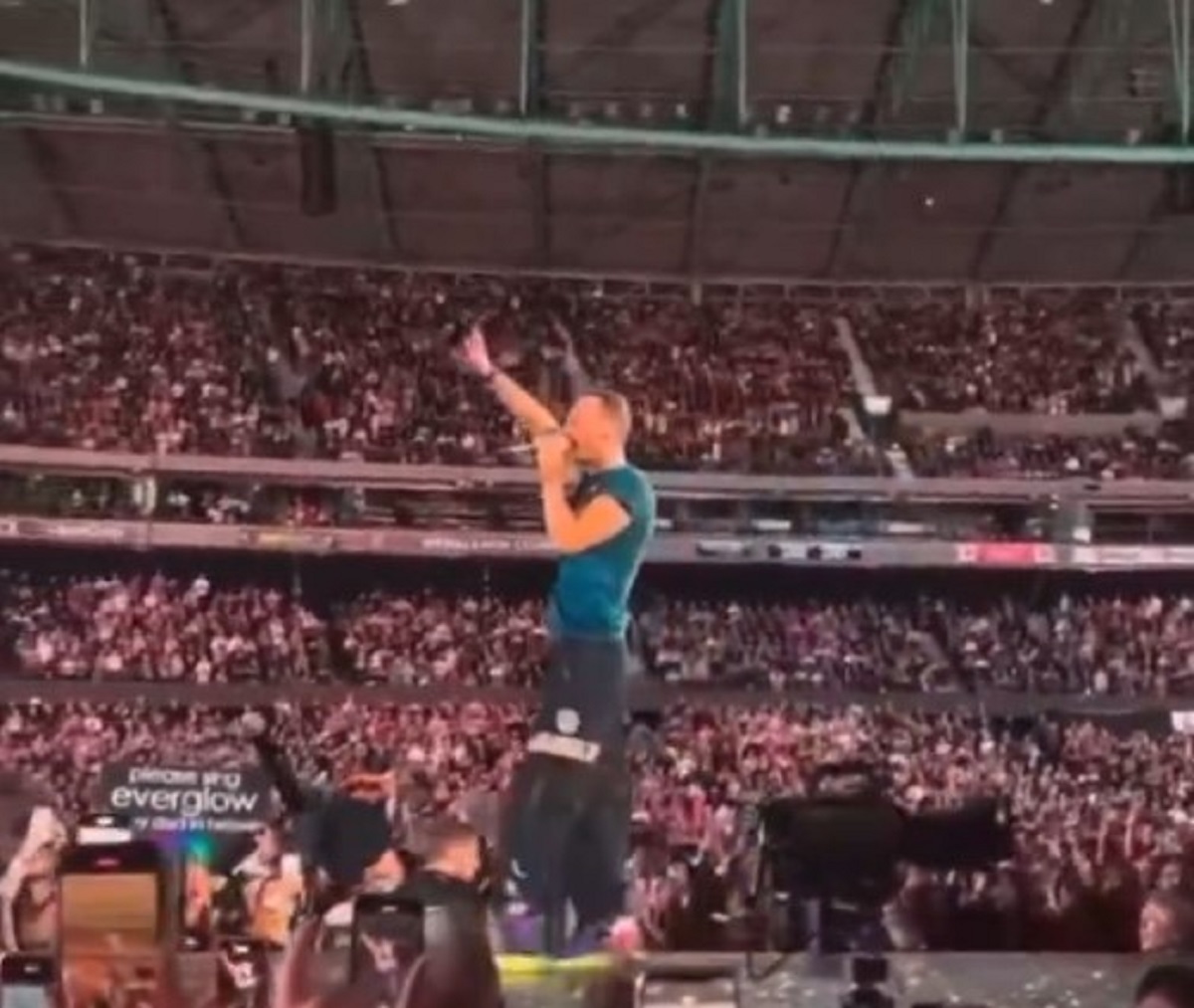 Australia paura per Chris Martin cade in una botola sul palco