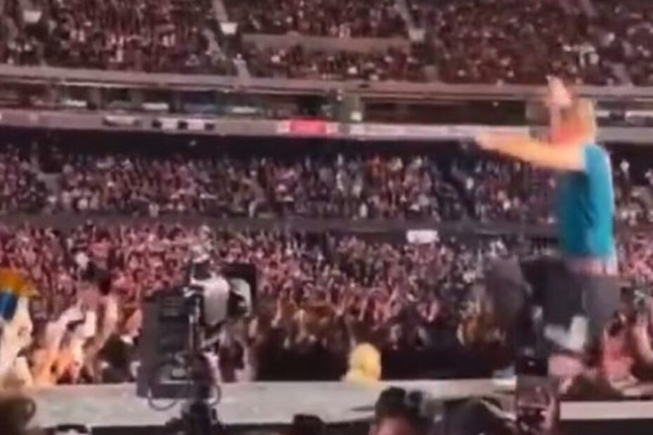 Chris Martin incidente sul palco