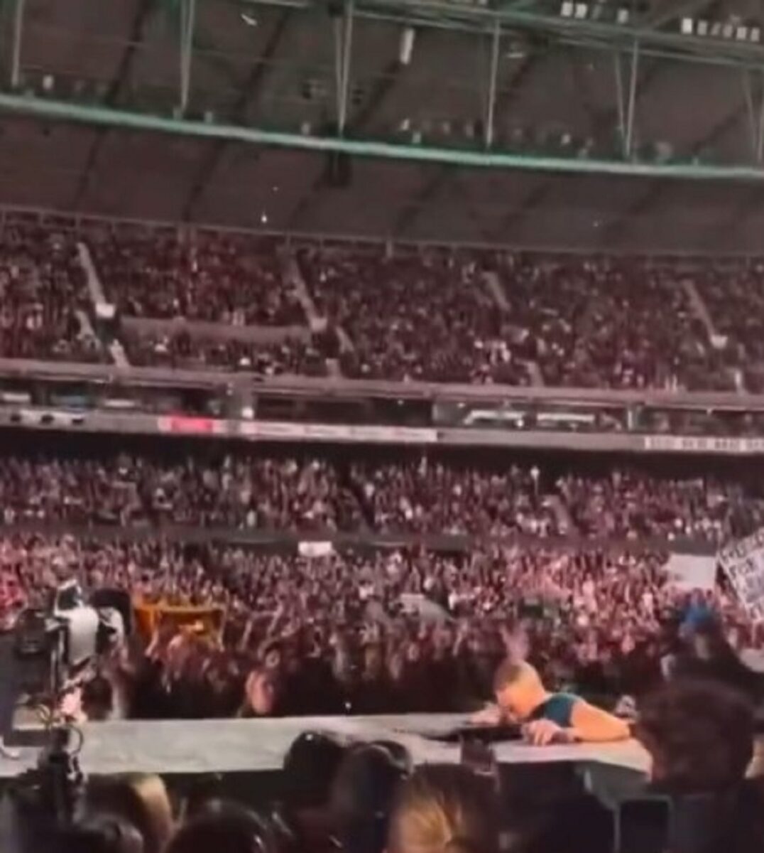 Australia paura per Chris Martin cade in una botola sul palco