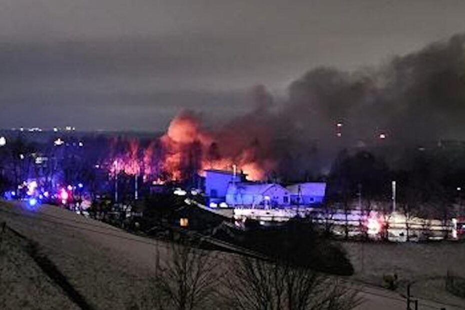 Aereo cargo si schianta contro un palazzo vicino all'aeroporto di Vilnius