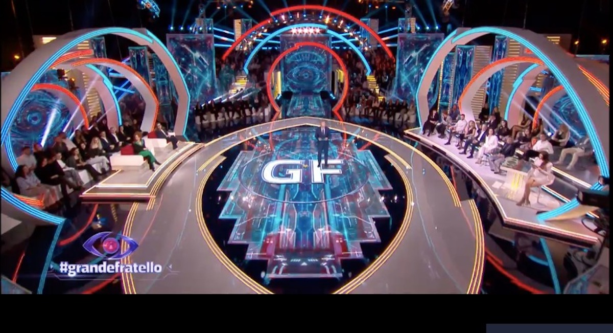 Nella puntata di questa sera del Grande Fratello, sono stati finalmente svelati i due concorrenti preferiti dal pubblico, in seguito al televoto che ha coinvolto i concorrenti della Casa. Stasera, Amanda, Helena, Lorenzo, Luca, Shaila e Stefano, così come gli altri abitanti della Casa e il pubblico da casa, hanno scoperto l'esito di questa importante nomination.
Tutti i concorrenti in gara hanno avuto un ruolo nella costruzione delle dinamiche all'interno della Casa e, nel corso di queste settimane, hanno saputo attirare l'attenzione su di sé. Tuttavia, solo due di loro sono stati scelti dal pubblico come preferiti della settimana.
Alfonso Signorini, come sempre, ha saputo creare la giusta suspence, rivelando il risultato poco a poco. A essere eliminati dalla corsa per il titolo di "preferito" sono stati, in ordine, Amanda, Luca e Stefano, con quest'ultimo che ha ottenuto il punteggio più basso, fermandosi ad appena l'1%.
Alla fine, sono rimasti in gara tre concorrenti: Helena, Lorenzo e Shaila. Tra loro, i due fortunati che hanno conquistato il cuore del pubblico sono stati Helena e Lorenzo, che hanno ottenuto il privilegio di essere immuni dalle prossime nomination, guadagnandosi una settimana di tranquillità.
Helena ha trionfato con un ottimo 38% di consensi, seguita da Lorenzo con il 26%. Shaila si è piazzata al terzo posto con il 24%, mentre Luca e Amanda hanno ottenuto rispettivamente il 9% e il 2%.
Il pubblico ha scelto di premiare Helena e Lorenzo come i preferiti della settimana, un risultato che ha lasciato un po' sorpresi sia i compagni di gioco che i telespettatori. Infatti, la loro elezione non è stata senza qualche sorpresa, soprattutto considerando i precedenti tra i due. Helena e Lorenzo, infatti, non sono mai stati particolarmente legati, anzi, tra loro ci sono stati anche dei momenti di tensione e incomprensione. Perciò, vedere proprio loro due primeggiare nella votazione del pubblico ha fatto alzare qualche sopracciglio. La dinamica che li ha visti protagonisti di qualche scontro diretto non sembra aver intaccato la percezione del pubblico, che invece ha deciso di premiare la loro presenza nella Casa, forse per la loro autenticità o per il modo in cui riescono comunque a mantenere una certa centralità nelle dinamiche del gioco. Questo risultato conferma che, nel Grande Fratello, non sempre le simpatie o antipatie tra i concorrenti coincidono con le scelte del pubblico da casa.