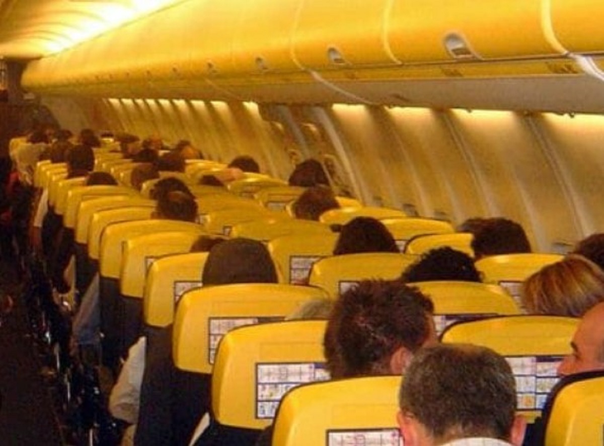 Ryanair, malore sul volo Manchester - Tirana: muore passeggero