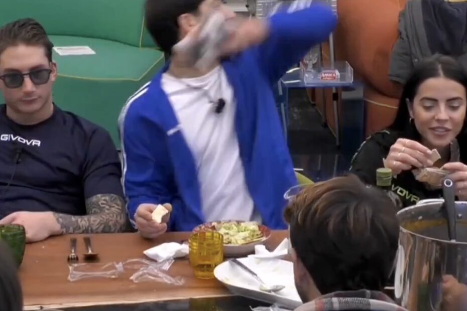 “Ha lanciato il pupazzo”. GF, Lorenzo: il gesto choc con Mavi