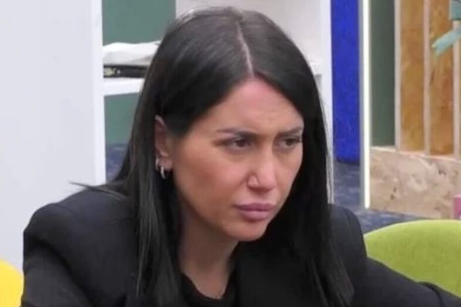Jessica Morlacchi fuma in casa: “Vuole farsi cacciare?”