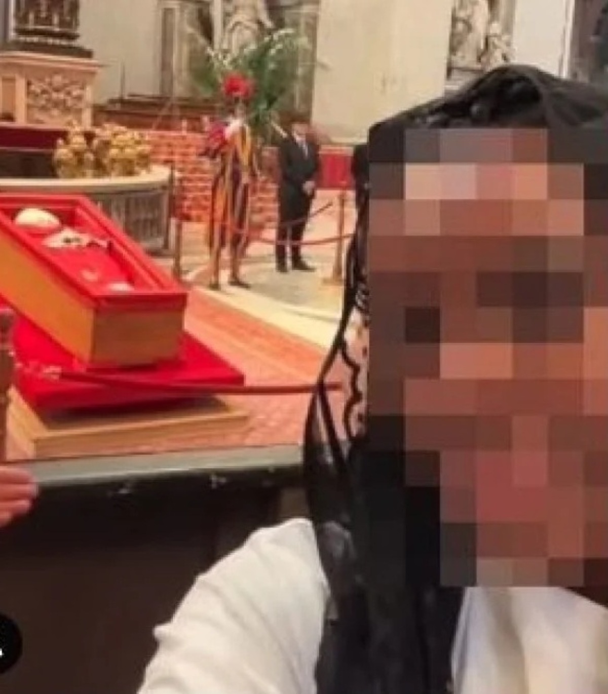 funerali papa selfie flavio briatore critiche