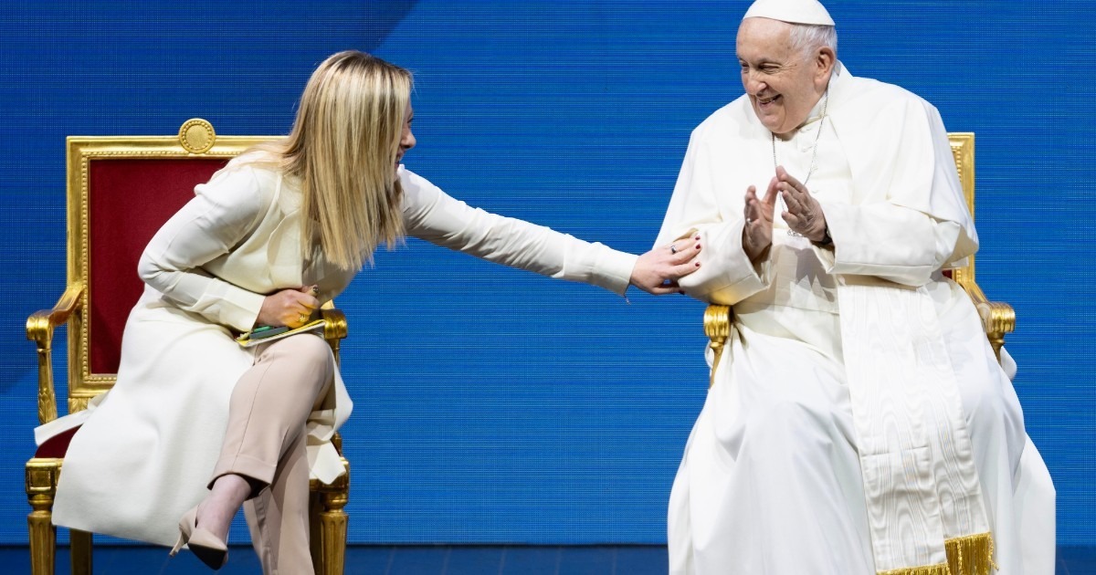 Perché Giorgia Meloni si veste sempre di bianco