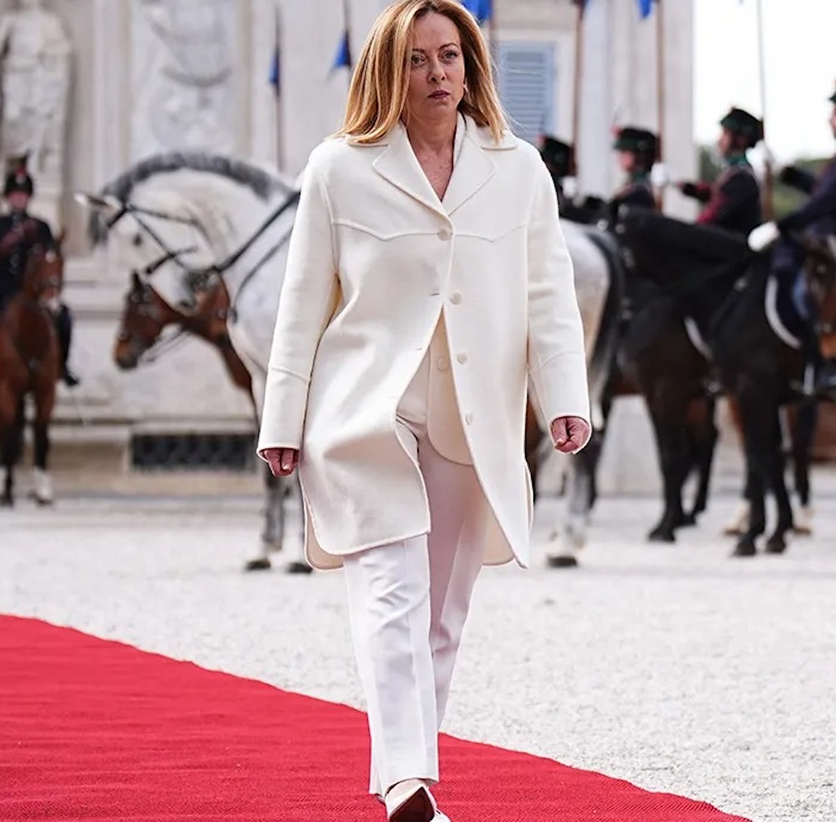 Perché Giorgia Meloni si veste sempre di bianco