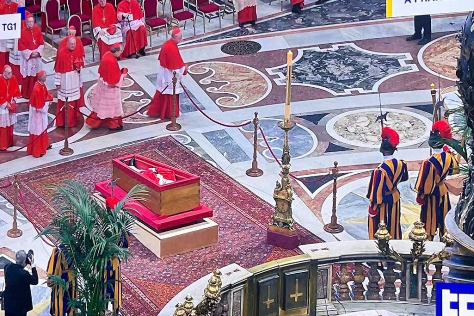 Papa Francesco, via alla traslazione: campane a morto, la processione