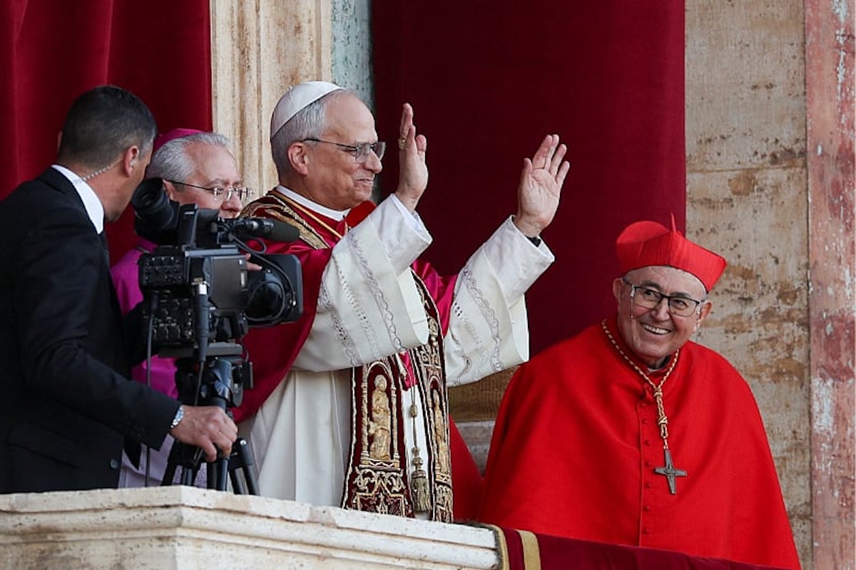 Elezione papa Leone XIV, chi è il cardinale che sorrideva in balconata