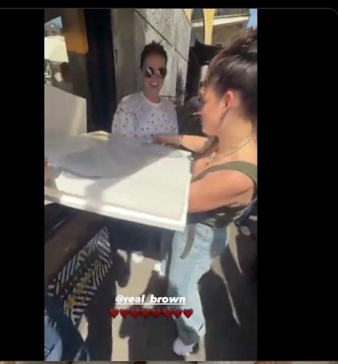 Emma Marrone, il regalo bizzarro di Olly