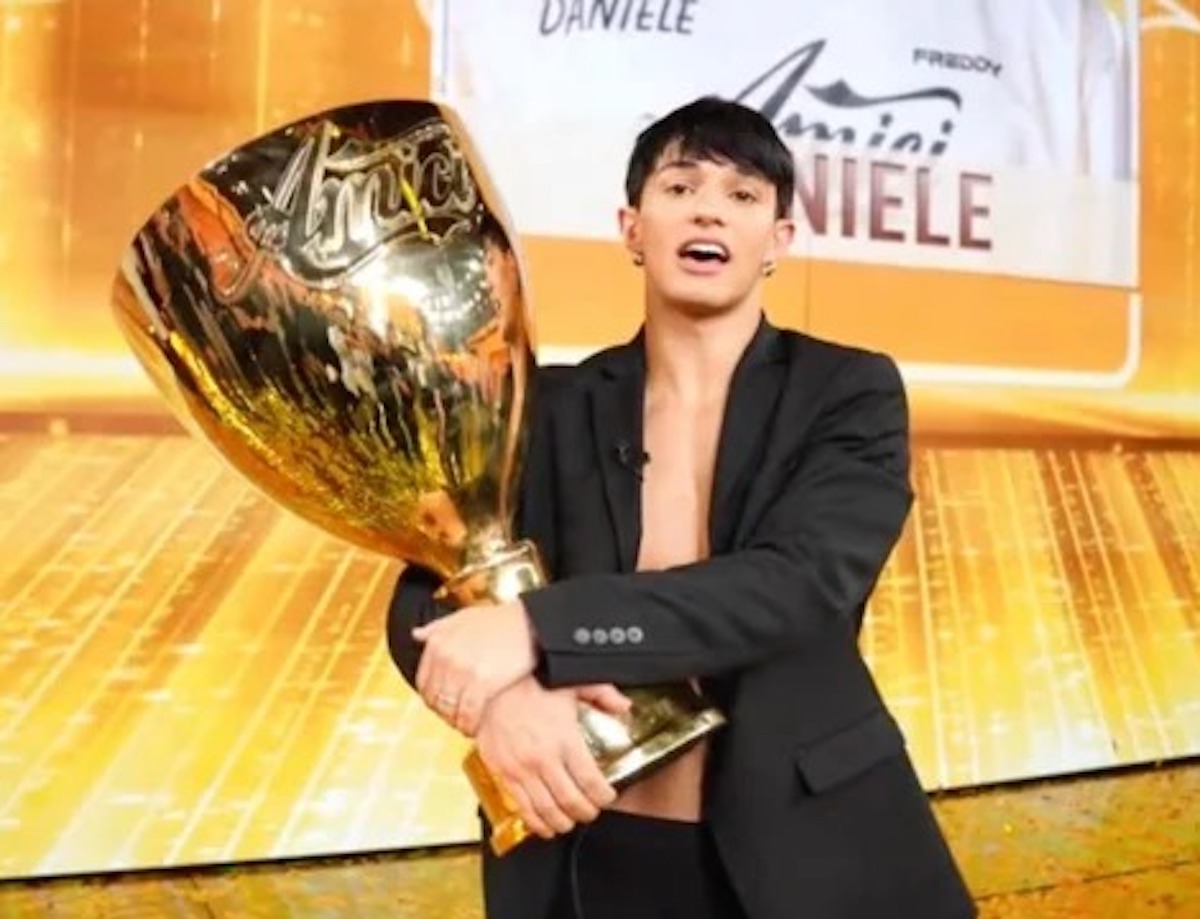 Amici, il fratello di Daniele punta sulla sua vittoria e vince 10mila euro
