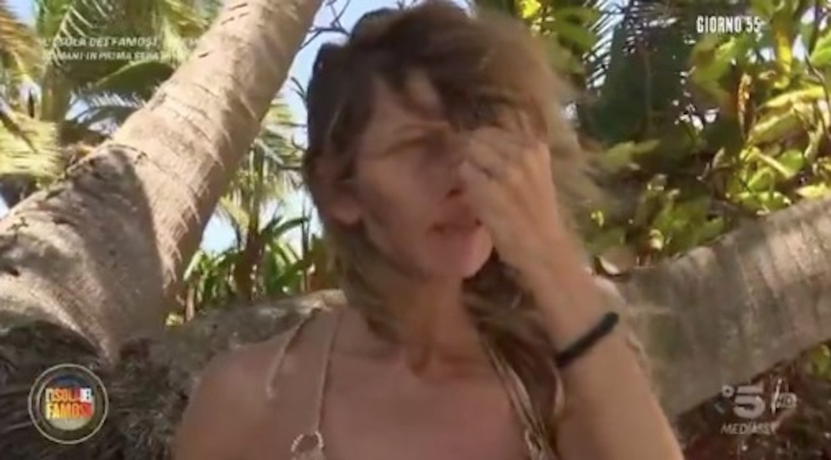 Isola dei Famosi, Loredana Cannata taglia i capelli col machete