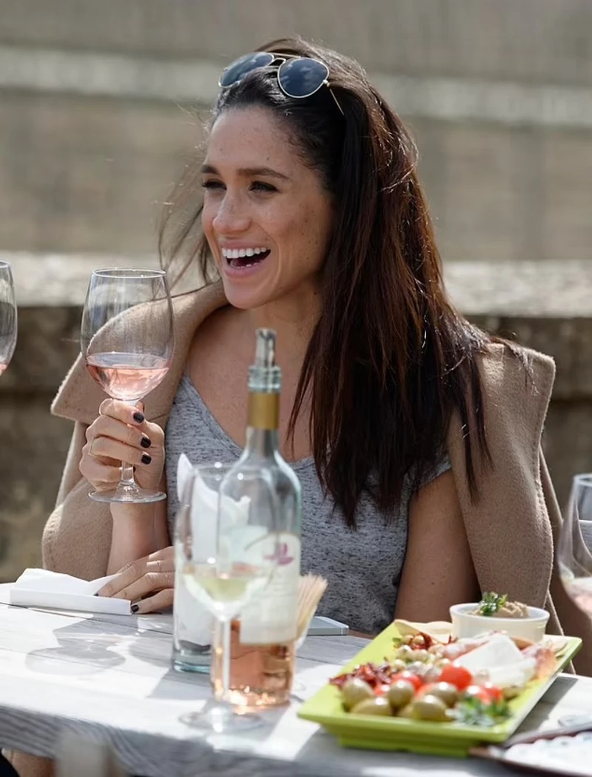 meghan markle vino rosé critiche lady diana