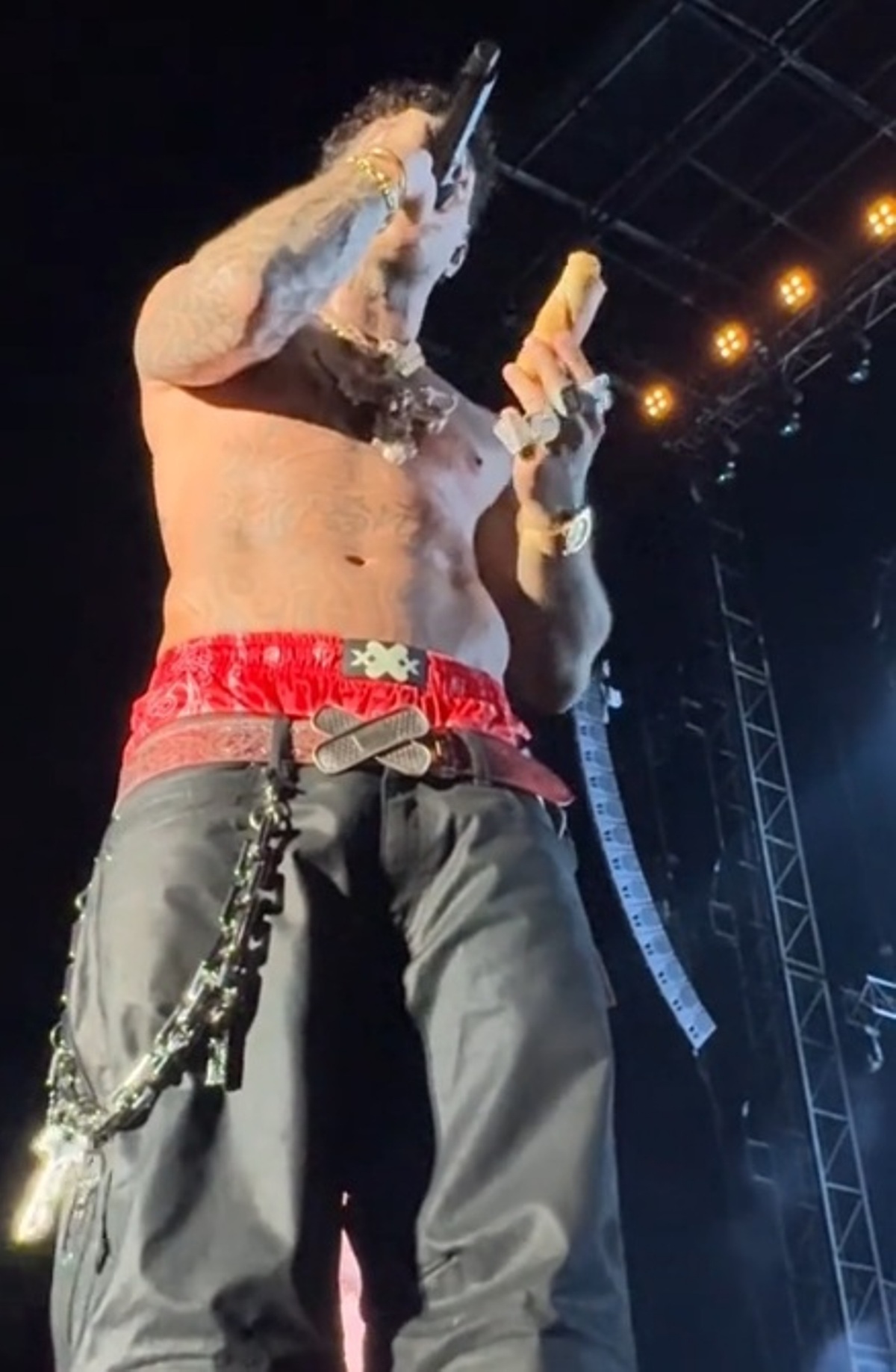 tony effe tirano pane concerto si arrabbia