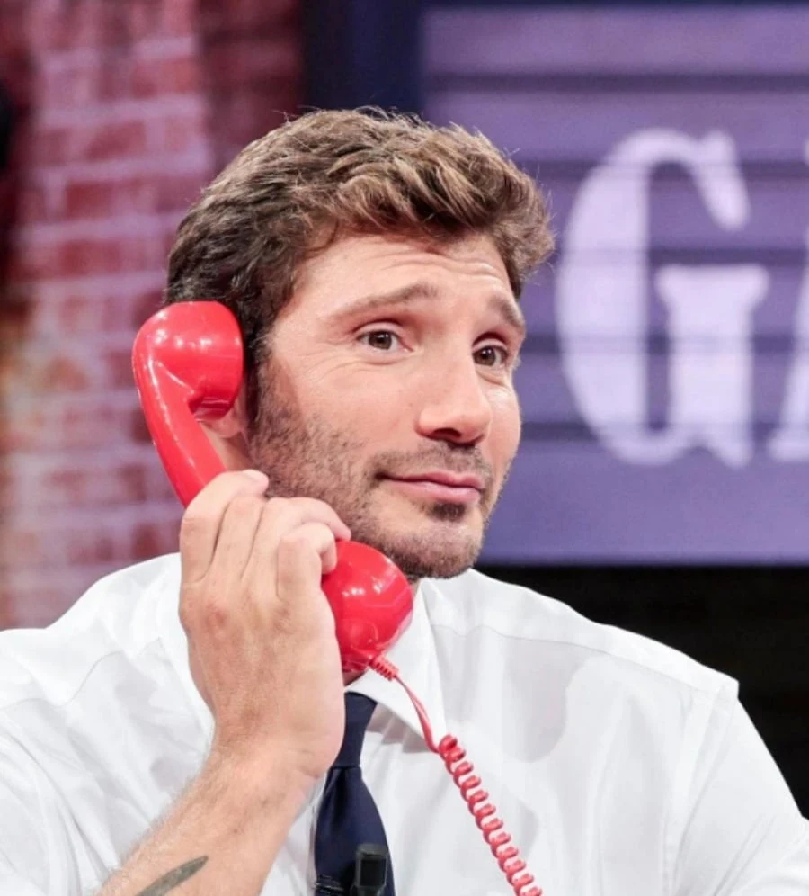 Stefano De Martino in primo piano, sguardo deciso