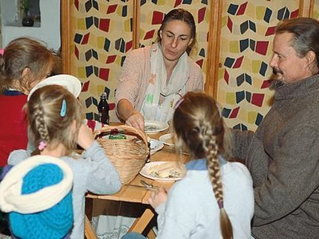 La casa nel bosco della famiglia e la natura che li circonda