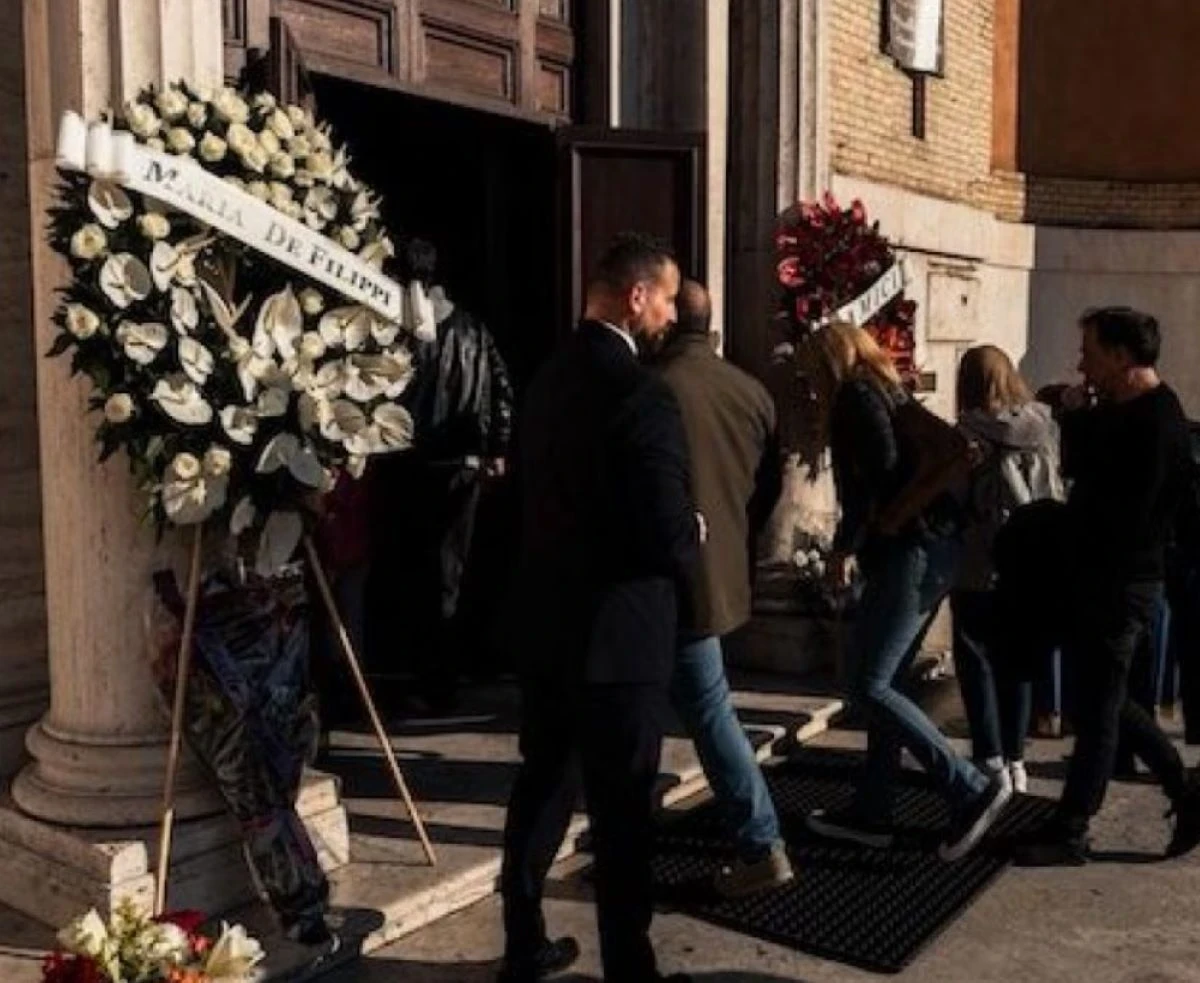 Fiori e dediche per Peppe Vessicchio ai funerali
